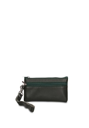 Piccola pochette da polso in pelle verde scuro con due scomparti con cerniera e una tracolla staccabile su sfondo bianco.