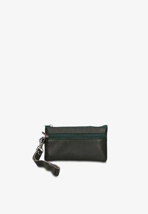 Kleine donkergroene leren polsbeurs met twee met rits afgesloten vakken en een afneembare band op een witte achtergrond.