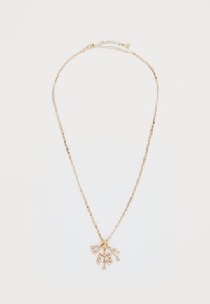 Collana d'oro con catena attorcigliata e numerosi ciondoli: un cuore, una bilancia della giustizia e una chiave, accentuata da piccoli pietre trasparenti.