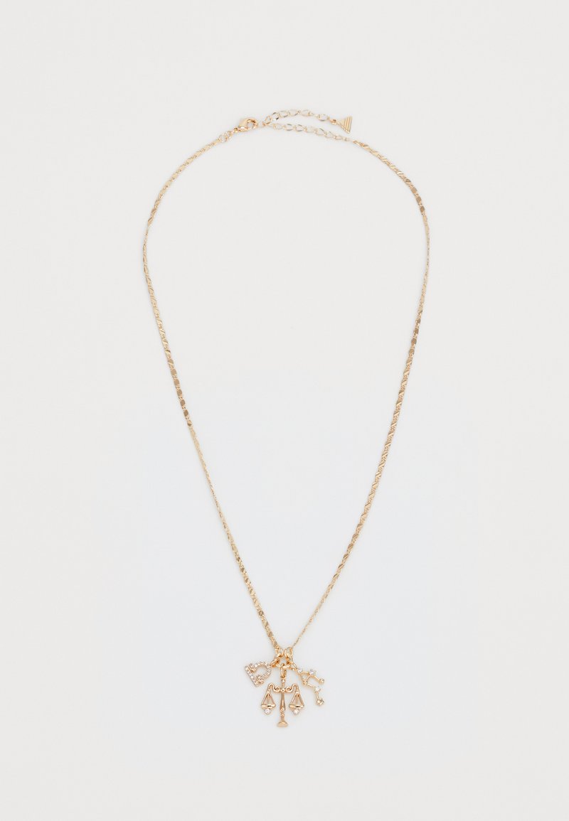Collier en or avec une chaîne torsadée et plusieurs pendentifs : un cœur, des balances de la justice et une clé, rehaussé de petites pierres claires.