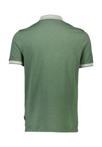 Camisa polo verde con un tejido texturizado, con un cuello gris con ribete blanco y puños a juego. Diseño limpio y minimalista.