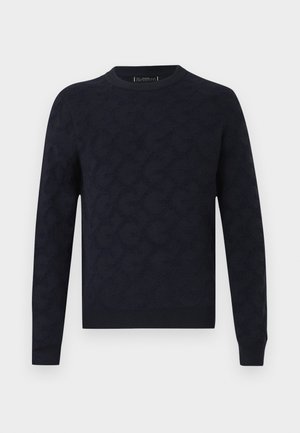 Tmavě modrý svetr s kulatým výstřihem a jemným monogramem, dlouhé rukávy, žebrované manžety a spodní lem, vystavený na bílém pozadí.