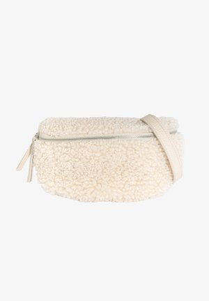 Sac crossbody en fausse fourrure crème avec une surface texturée, une fermeture éclair métallique et une sangle en cuir beige clair. Forme arrondie et compacte.