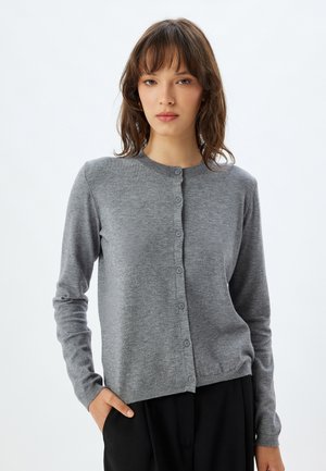 Grau gestrickte Strickjacke aus weichem Material mit Rundhalsausschnitt, langen Ärmeln und einer Vorderseite mit sechs Knöpfen.