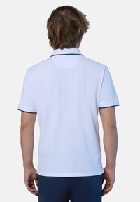 Polo bianco in cotone con colletto a maglia piatta e rifiniture blu navy, dotato di maniche corte e vestibilità comoda.