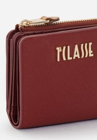 Portafoglio bordeaux testurizzato con chiusura a zip, caratterizzato da un logo in oro e molteplici fessure per carte. Realizzato in materiale sintetico.