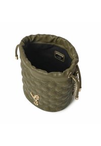 Borsa a secchiello in pelle trapuntata verde con hardware dorato, chiusura a cordoncino e interno nero. Presenta un motivo impresso all'esterno.