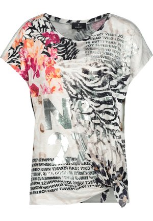 Camisa de manga corta con estampados mixtos de animales, flores rosas y naranjas, texto en papel plateado "No 21," y palabras impresas en negro dispersas por todo el tejido.