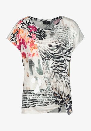 Camisa de manga corta con estampados mixtos de animales, flores rosas y naranjas, texto en papel plateado "No 21," y palabras impresas en negro dispersas por todo el tejido.