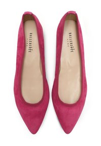 Bailarinas de ante fucsia con punta afilada, bordes elásticos y un interior suave. Nombre de la marca "Ballerette" visible en el interior.