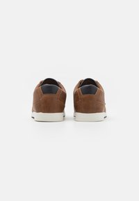 Pier One by Zalando Casual lace-ups - cognac/white
