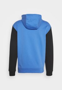 Huputettu svetari, jossa sininen vartalo ja mustat hihat, valmistettu pehmeästä kankaasta, resorit hihansuissa ja helmassa, suunniteltu mukavuutta varten.