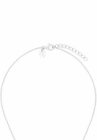 Collar de cadena de plata delicada con cierre de langosta y eslabones ajustables, que presenta un pequeño charm ovalado cerca del cierre.