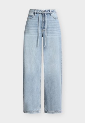 Vaaleansinisiä korkeavyötäröisiä leveälahkeisia farkkuja, joissa on etunapit, vetoketju, vyölenkit, etu- ja takataskut sekä samaa farkkukangasta oleva solmittava vyö.