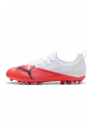 Hvid og rød Puma fodboldsstøvle med snørebånd og sort Puma-logo på den røde forside, set fra ydersiden.