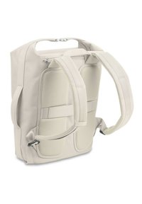 Zaino color beige chiaro con spallacci imbottiti in rete e due tasche laterali. Presenta una maniglia superiore e una chiusura con zip per un accesso sicuro.