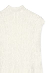Hvid kabelstrik sweater med høj hals og korte ærmer, der fremviser teksturerede mønstre og en blød, kraftig strik.