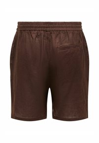 Shorts marron avec taille élastique, dotés d'une poche passepoilée unique à l'arrière, fabriqués en tissu léger légèrement texturé.