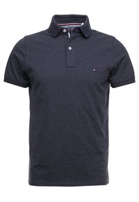 Námořnická modrá bavlněná polo košile s krátkým rukávem, se zapínáním na dva knoflíky a malým logem na hrudi. Klasický design límce.