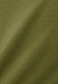 Tkanina w kolorze oliwkowym o gładkiej fakturze, z delikatnym prążkowaniem. Materiał jest miękki i lekki, odpowiedni do różnych zastosowań.