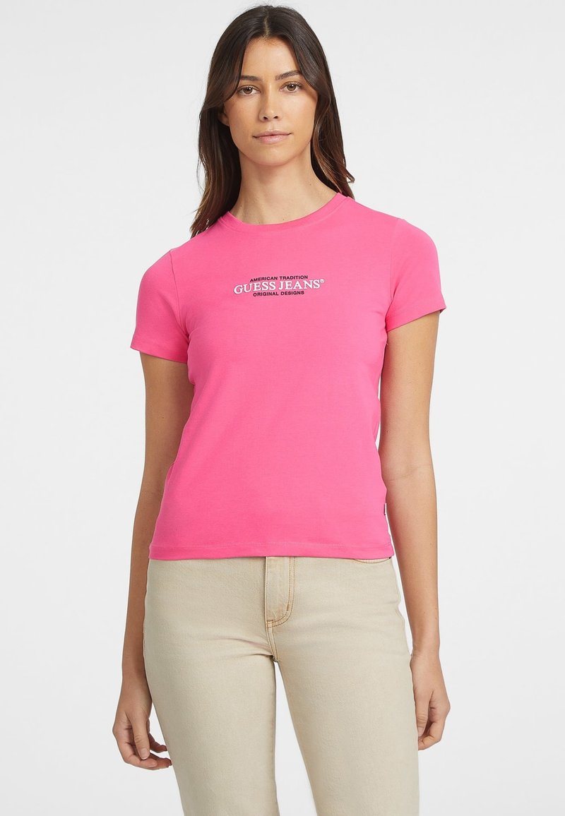 Guess Jeans VESTIBILITÀ SLIM AMERICAN TRADITION - Marškinėliai su spaudiniu - fucsia