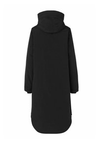 Zwarte lange jas, gemaakt van soepele stof, met een capuchon, lange mouwen en zijsplitten aan de hem voor extra bewegingsvrijheid. Eenvoudig design.