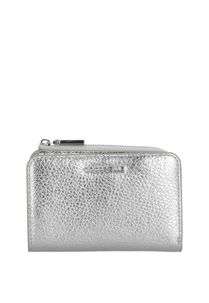Piccolo portafoglio argento in pelle testurizzata con zip e targhetta con logo "Coccinelle" sul davanti.