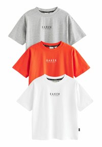 Trīs T-kreklus ir sakrauti: viens pelēks, viens oranžs un viens balts. Katram ir īsas piedurknes un priekšpusē ir uzraksts "BAKER by Ted Baker".