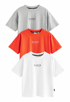 Tre magliette sono impilate: una grigia, una arancione e una bianca. Ognuna ha maniche corte e presenta la scritta "BAKER by Ted Baker" sul davanti.