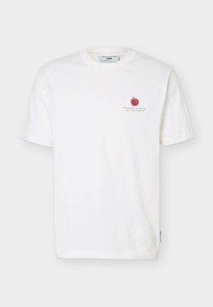 T-shirt blanc à manches courtes avec un petit motif de pomme rouge et un texte noir sur le côté gauche de la poitrine, col rond, et étiquette de la marque à l'intérieur du col.