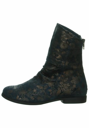 Stivale alla caviglia in tessuto blu scuro con motivo floreale dorato, design morbido, zipper laterale e suola piatta nera. Finitura testurizzata.