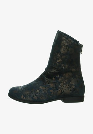 Dunkelblaue Stoff-Stiefelette mit goldenem Blumenmuster, lässigem Design, seitlichem Reißverschluss und flacher schwarzer Sohle. Strukturiertes Finish.