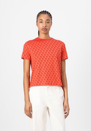 Rode T-shirt met een geruit patroon, ronde halslijn, korte mouwen en een licht cropped pasvorm. De stof heeft een gladde, zachte textuur.