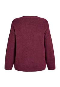 Bordo pleteni pulover, opuštenog kroja, spuštena ramena, rebraste manžete i donji rub, mekani materijal, stražnji pogled prikazuje jednostavnost u dizajnu.