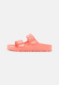 Chanclas de goma rosa con dos correas ajustables, suela plana, plantilla texturizada y suela con tacos para mayor tracción.