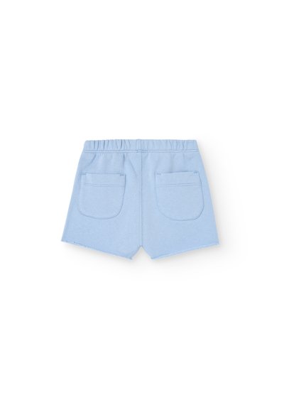 Ljusblå shorts med elastiskt midjeband, två bakfickor och fransade kanter. Tillverkade av mjukt tyg.