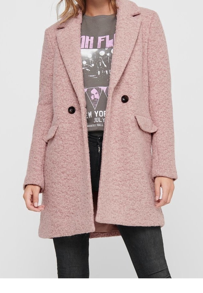 Cappotto in misto lana di un rosa chiaro, con texture, dal design sartoriale, bottoni doppi, revers a punta e tasche laterali.