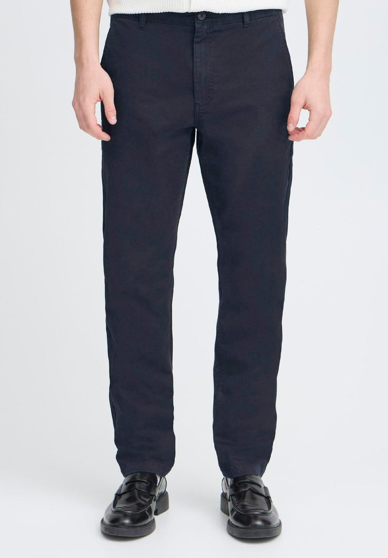 Pantalon bleu foncé à coupe droite, fabriqué en coton avec une texture lisse. Doté d'une fermeture à bouton à l'avant et de poches latérales.