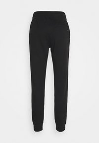 Sorte joggingbukser lavet af blødt stof med elastisk linning, tilspidsede manchetter og en enkelt baglomme. Enkel, funktionel design.