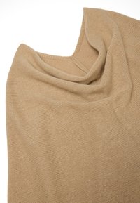 Sciarpa lavorata a maglia beige con una superficie morbida e testurizzata, caratterizzata da un design drappeggiato. Il materiale appare caldo e leggero.