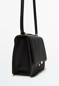 Schwarze Handtasche mit strukturierter Form, glattem Kunstleder, einem oberen Klappverschluss und goldfarbigen Hardware-Akzenten.