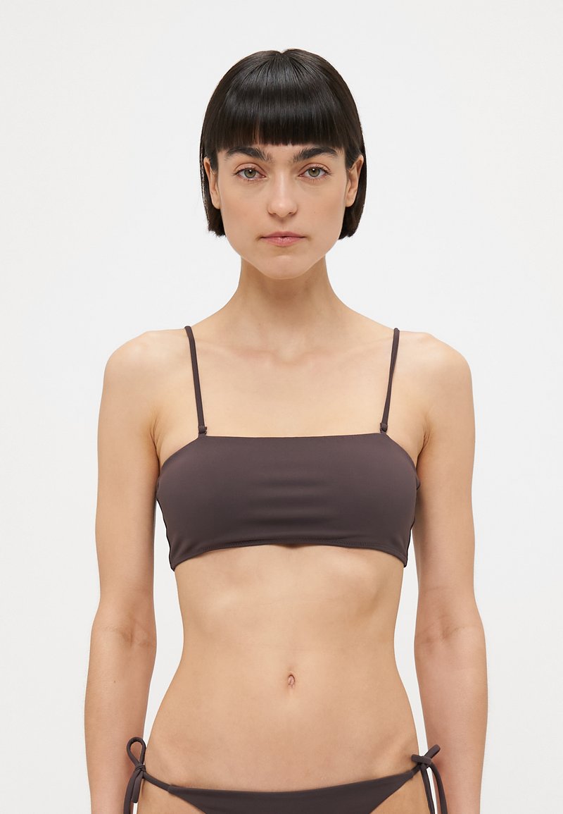 Brun bandeaubikini topp med tynne justerbare stropper, glatt tekstur og et enkelt rektangulært design. Ingen mønster eller maskinvaredetaljer.