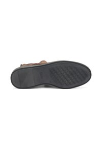 Suela de zapato de ante marrón con un fondo de goma negra texturizada, que presenta un agarre con patrón para tracción y un diseño plano.