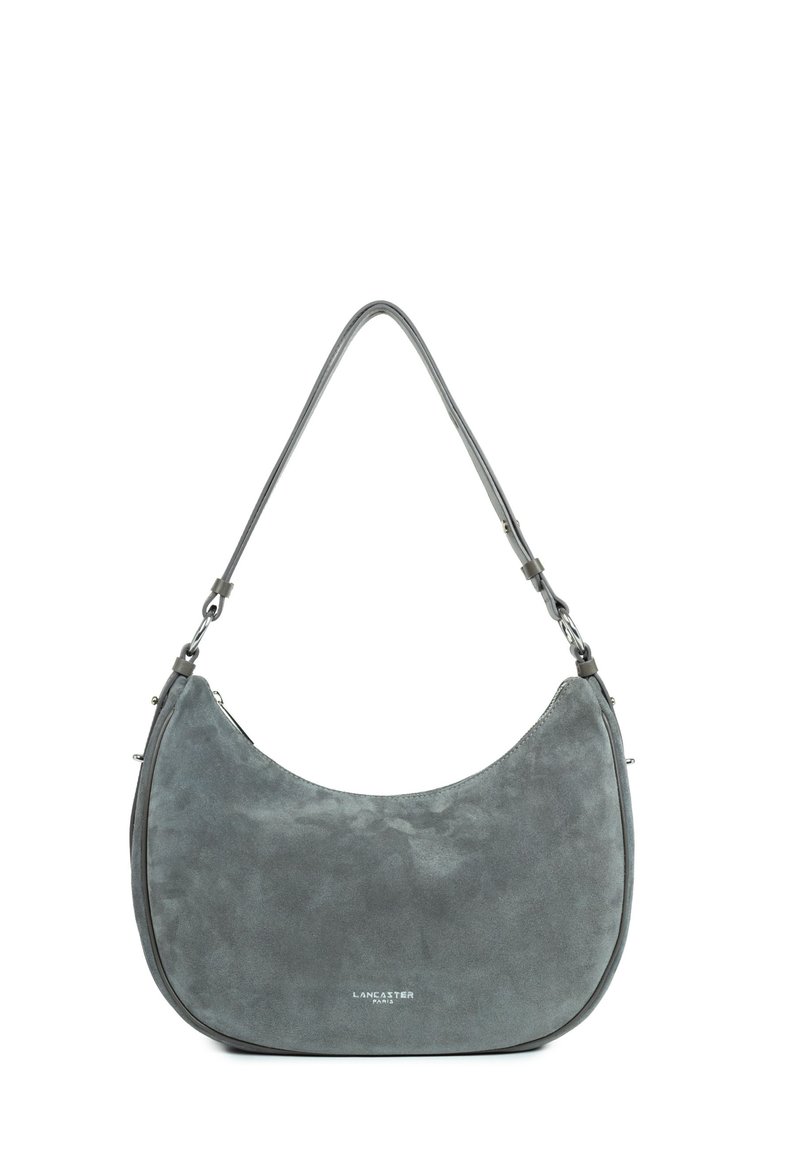 Borsa hobo in suede grigio con forma curva, dettagli in pelle, tracolla regolabile e logo embossato sul davanti. Texture complessiva liscia.