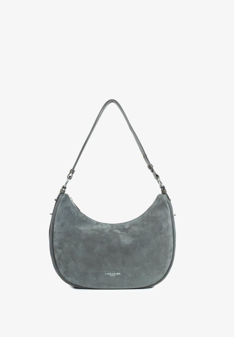 Borsa hobo in suede grigio con forma curva, dettagli in pelle, tracolla regolabile e logo embossato sul davanti. Texture complessiva liscia.