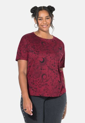 T-shirt bordeaux a maniche corte con un motivo celestiale nero di soli, lune e pianeti, dal taglio morbido e dalla vestibilità rilassata.
