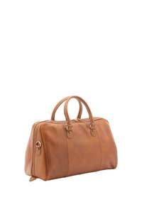 Sac de voyage en cuir marron au design structuré, avec des poignées doubles et des finitions en métal doré. Il comprend des zips latéraux et des détails de couture subtils.