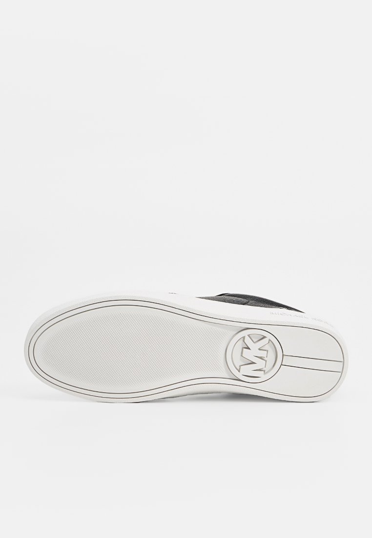 Semelle de sneaker blanche avec une surface en caoutchouc texturé, accents noirs, et un logo circulaire avec "MK" au talon. Design plat et épuré.