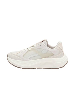 Scarpa da ginnastica sportiva beige chiaro e bianca con pannelli in mesh e suede, suola spessa e imbottita, e design con lacci, mostrata di profilo laterale.