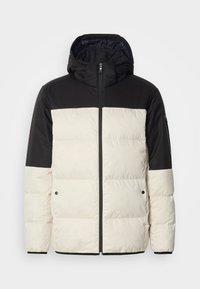 Polstret jakke med en sort overdel og en off-white underdel, med lynlås foran og hætte. Inkluderer sidelommer og en glat tekstur.